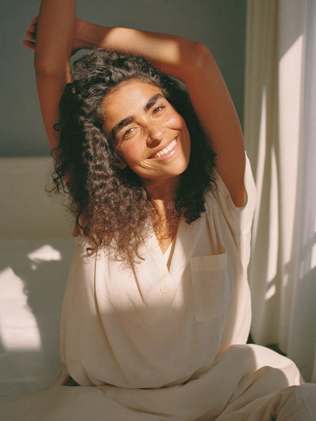 Donna sorridente appena sveglia, riposata